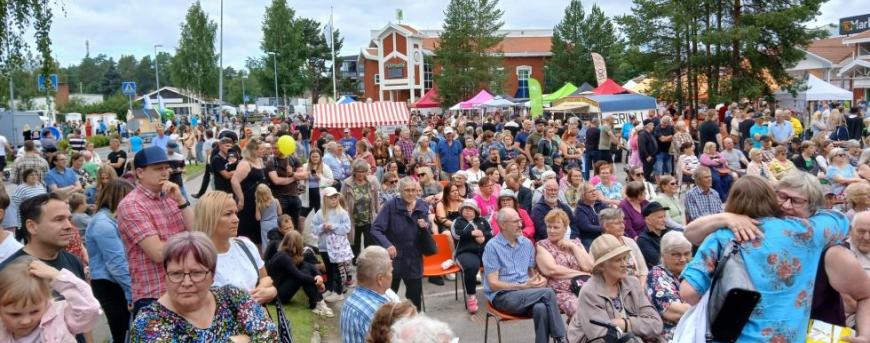 Muttimarkkinat järjestetään aina heinäkuun kolmantena lauantaina.