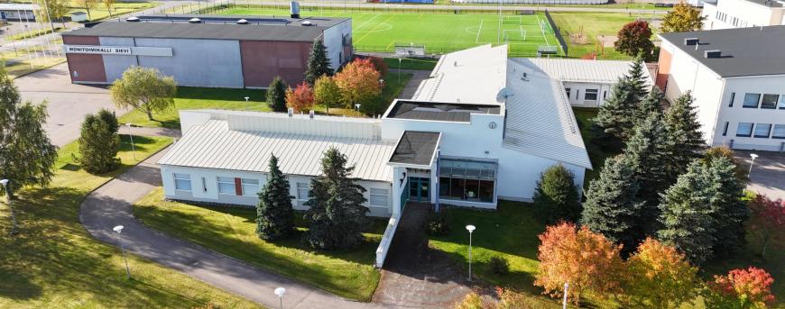 Ilmakuva Sievin lukiosta ja Monitoimihallista.