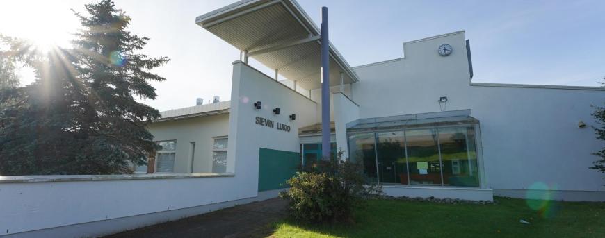 Sievin lukion edusta kesällä.