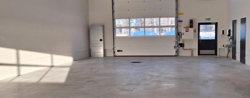 Kuva teollisuushallin sisältä