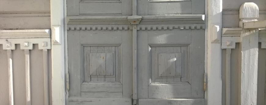 Kuvituskuva Sievin vanhan asemarakennuksen ovi.