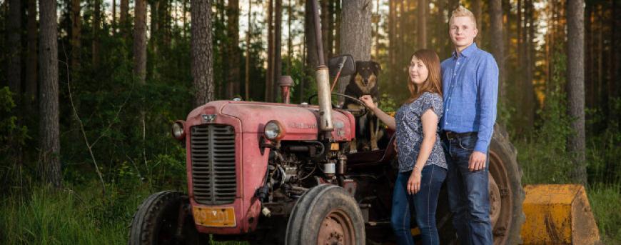 Ella, Tomi ja vanha traktori.