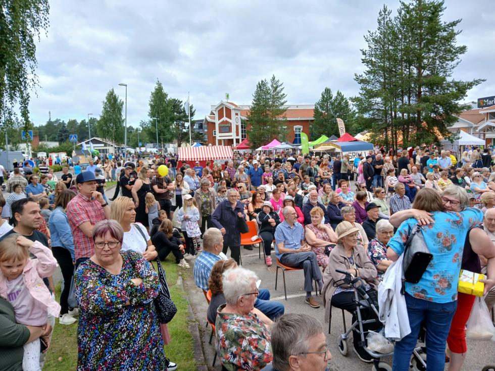 Muttimarkkinoilla vuonna 2024 tehtiin yleisöennätys, kuvassa paljon osallistuvia ihmisiä Sievin torilla.