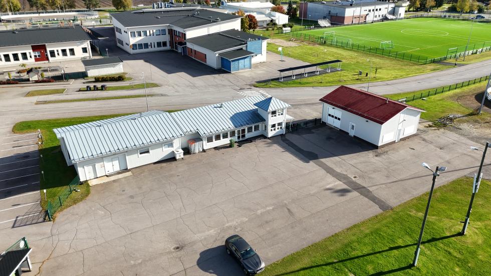 Huoltorakennus, koulu ja jalkapallokenttä