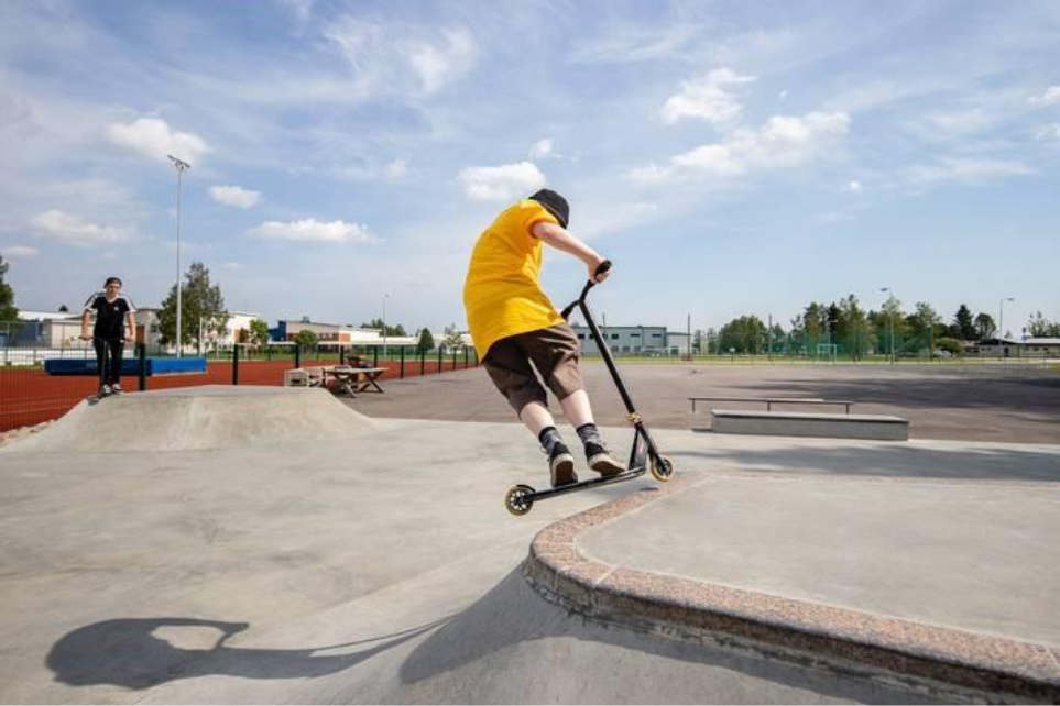 Poikia skeittaamassa.